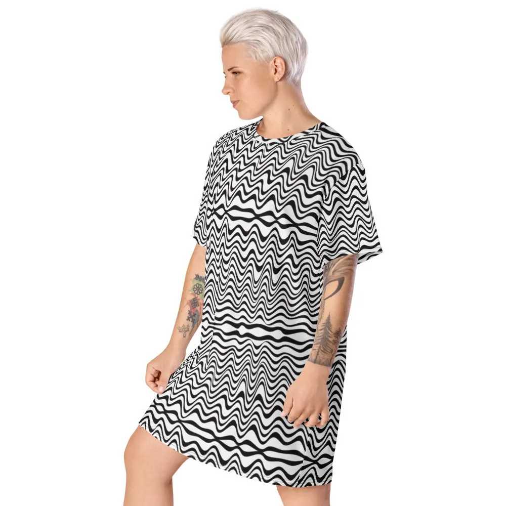 Black White Wavy T-Shirt Dress, Designer Abstract Oversized Women's T-Shirt Dress-Made in USA/EU